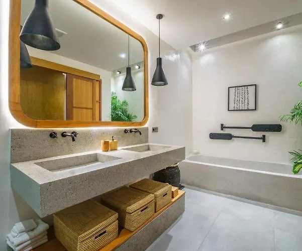 Mango Bliss - Amazing 4-bdr In Berawa ! Perfect Location !